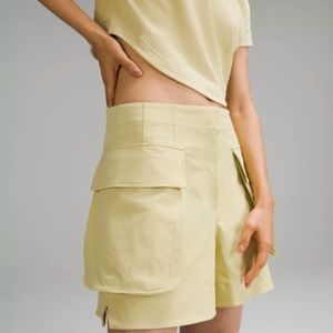 NWT Lululemon Relaxed-Fit Super-High-Rise Cargo Short 4" (SIZE 4)